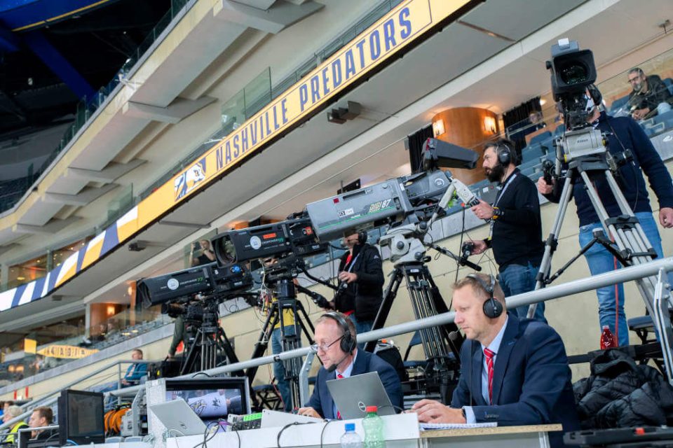 Ohlédnutí za zápasy NHL v Praze. Jak vznikaly televizní přenosy roku v pražské O2 Aréně?