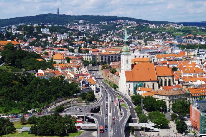 Kabeloví operátoři na Slovensku platí za zpravodajskou televizi TA3. Mají důvod?